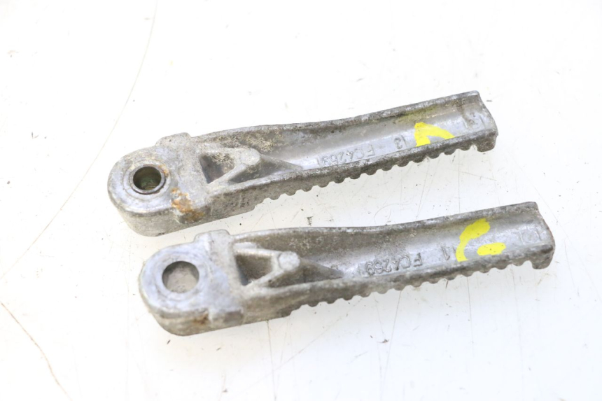 photo de PAR DE APOYAPIÉS TRASEROS PEUGEOT TREKKER 50 (1995 - 2004) - Detalle de la pieza