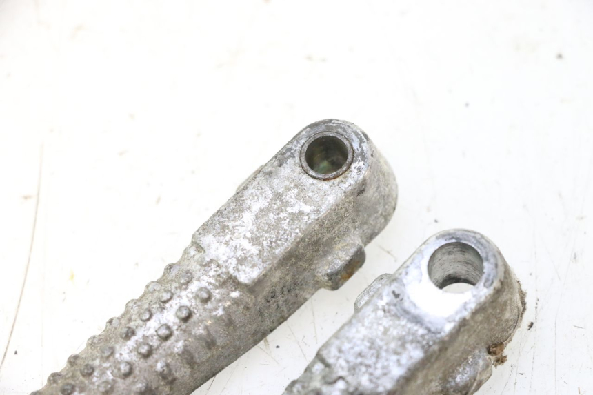 photo de PAR DE APOYAPIÉS TRASEROS PEUGEOT TREKKER 50 (1995 - 2004) - Zoom estado de uso
