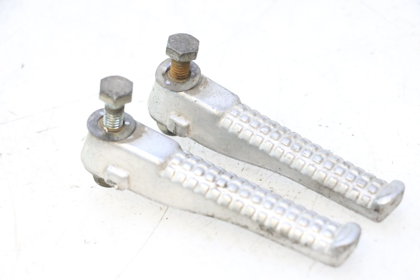 photo de PAR DE APOYAPIÉS TRASEROS PEUGEOT TREKKER 50 (1995 - 2004) - Detalles de los puntos de fijación