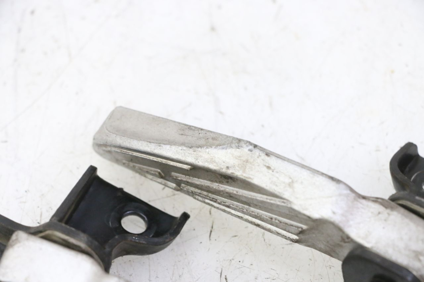 photo de PAR DE APOYAPIÉS TRASEROS PEUGEOT TWEET 4T 50 (2018 - 2022) - Primer plano técnico