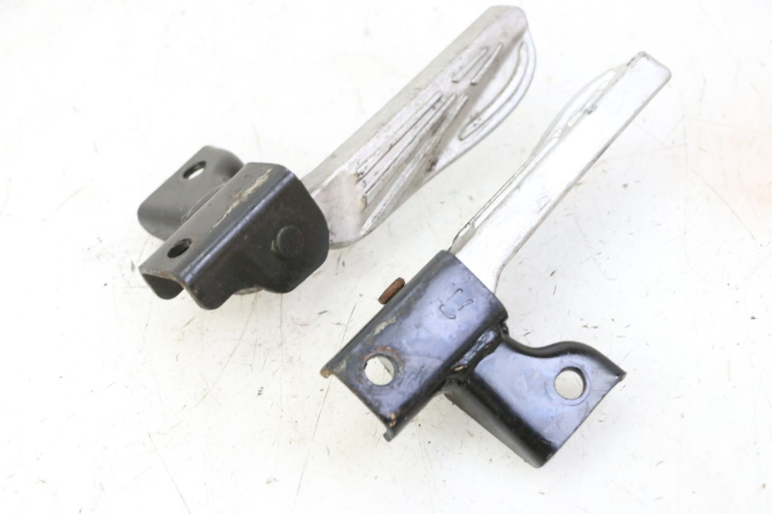 photo de PAR DE APOYAPIÉS TRASEROS PEUGEOT TWEET 4T 50 (2018 - 2022) - Estado de la superficie y material