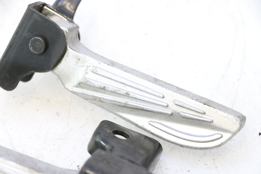 photo de PAR DE APOYAPIÉS TRASEROS PEUGEOT TWEET 4T 50 (2018 - 2022) - Recambio usado revisado