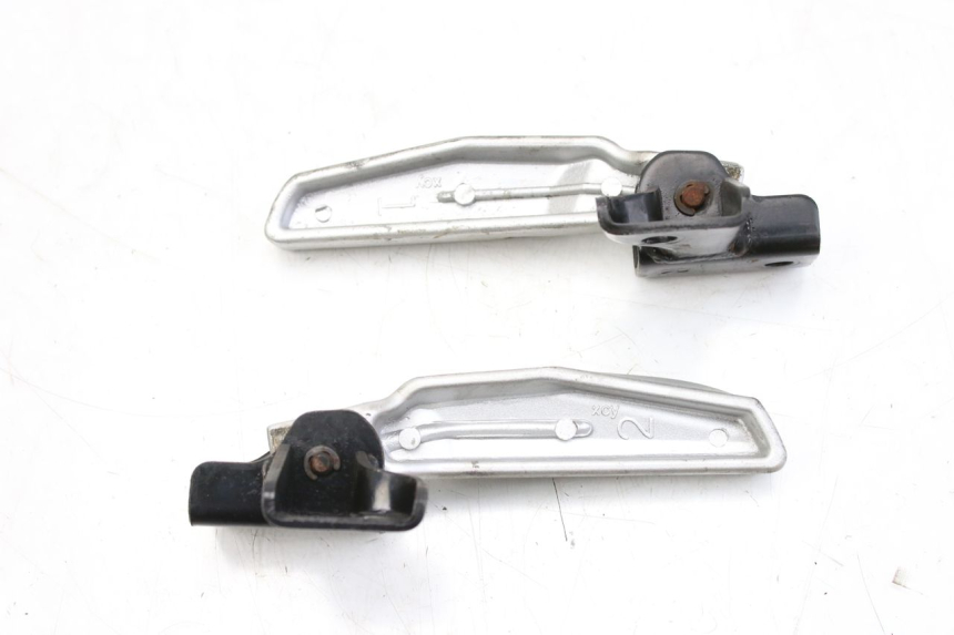 photo de PAR DE APOYAPIÉS TRASEROS PEUGEOT TWEET 125 (2010 - 2017) - Zoom estado de uso