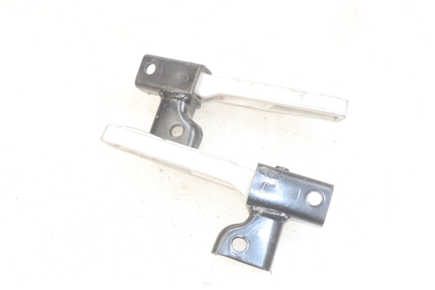 photo de PAR DE APOYAPIÉS TRASEROS PEUGEOT TWEET 125 (2018 - 2021) - Zoom estado de uso