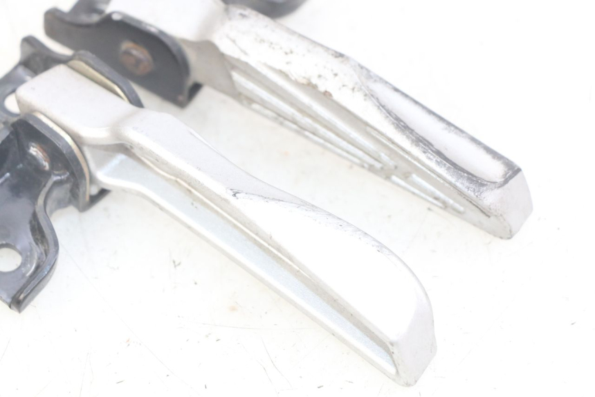 photo de PAR DE APOYAPIÉS TRASEROS PEUGEOT TWEET 125 (2018 - 2021) - Primer plano técnico