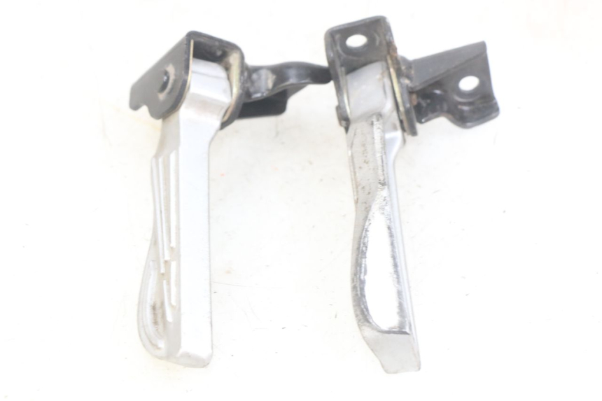 photo de PAR DE APOYAPIÉS TRASEROS PEUGEOT TWEET 125 (2018 - 2021) - Detalles de los puntos de fijación