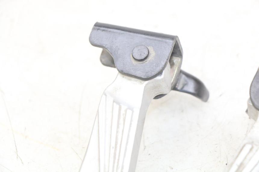 photo de PAR DE APOYAPIÉS TRASEROS PEUGEOT TWEET 125 (2018 - 2021) - Estado de la superficie y material