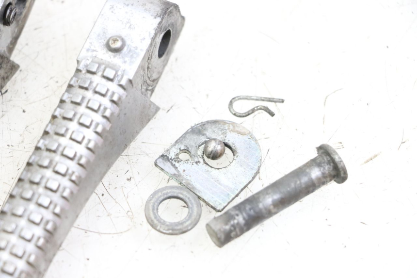 photo de PAR REPOSAPIES TRASERA PIAGGIO TYPHOON 50 (2000 - 2009) - Primer plano técnico