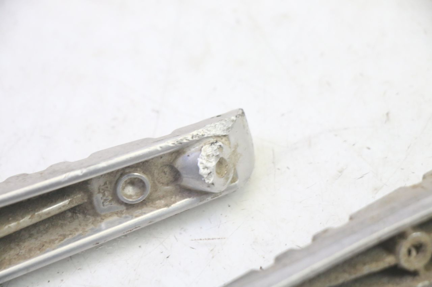 photo de PAR REPOSAPIES TRASERA YAMAHA TZR 50 (2008 - 2016) - Primer plano técnico