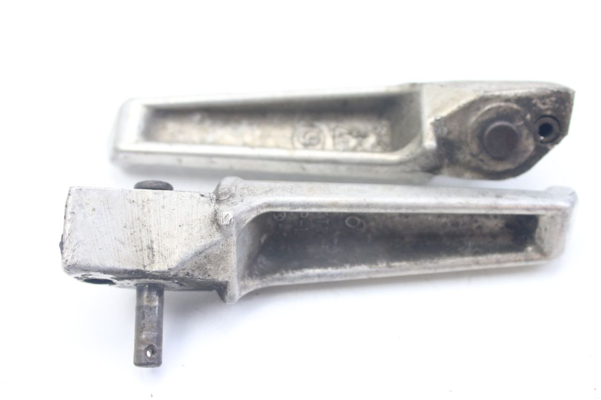 photo de PAR DE REPOSAPIÉS TRASEROS HONDA VFR FI RC46 800 (1998 - 2001) - Primer plano técnico