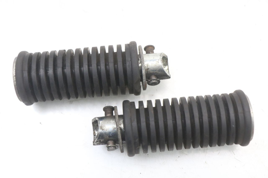 photo de Par de reposapiés traseros SUZUKI VL INTRUDER 125 (2004 - 2007) - Detalle de la pieza