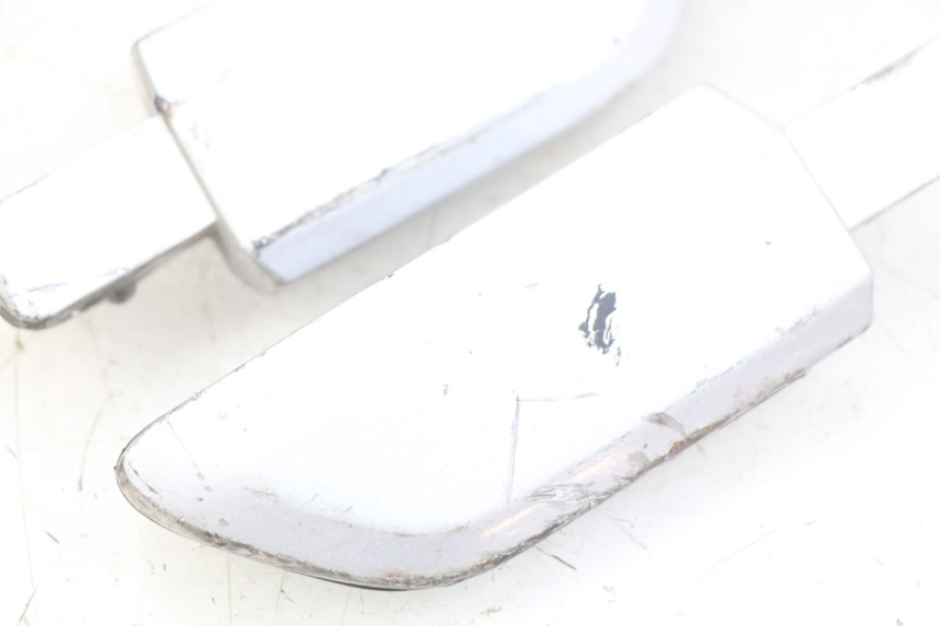 photo de PAR DE APOYAPIÉS TRASEROS YAMAHA X-CITY XCITY 125 (2007 - 2013) - Primer plano técnico