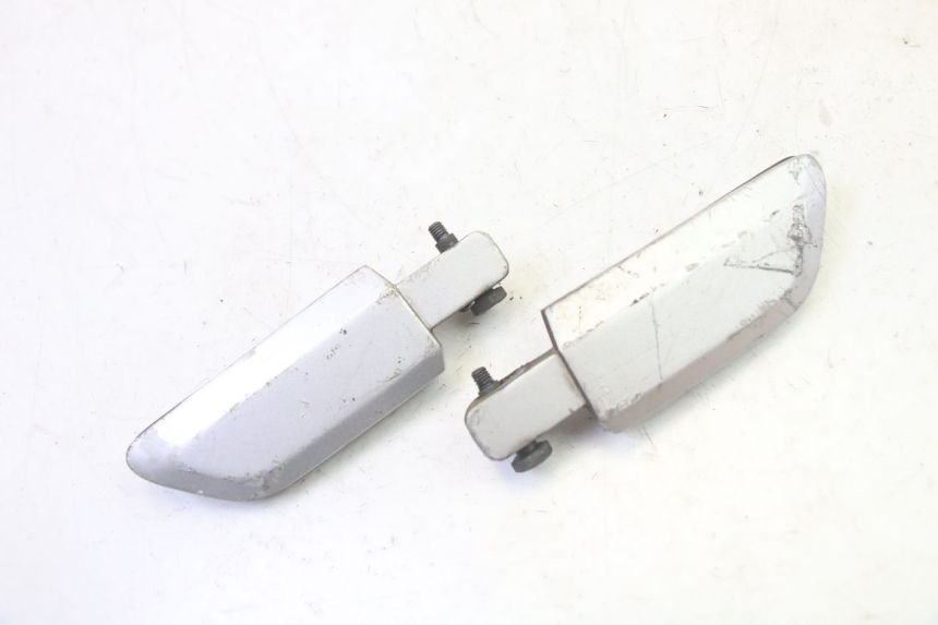 photo de PAR DE APOYAPIÉS TRASEROS YAMAHA X-CITY XCITY 125 (2007 - 2013) - Primer plano técnico