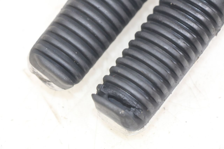 photo de PAR DE APOYAPIÉS TRASEROS YAMAHA X-MAX XMAX 250 (2006 - 2009) - Primer plano técnico