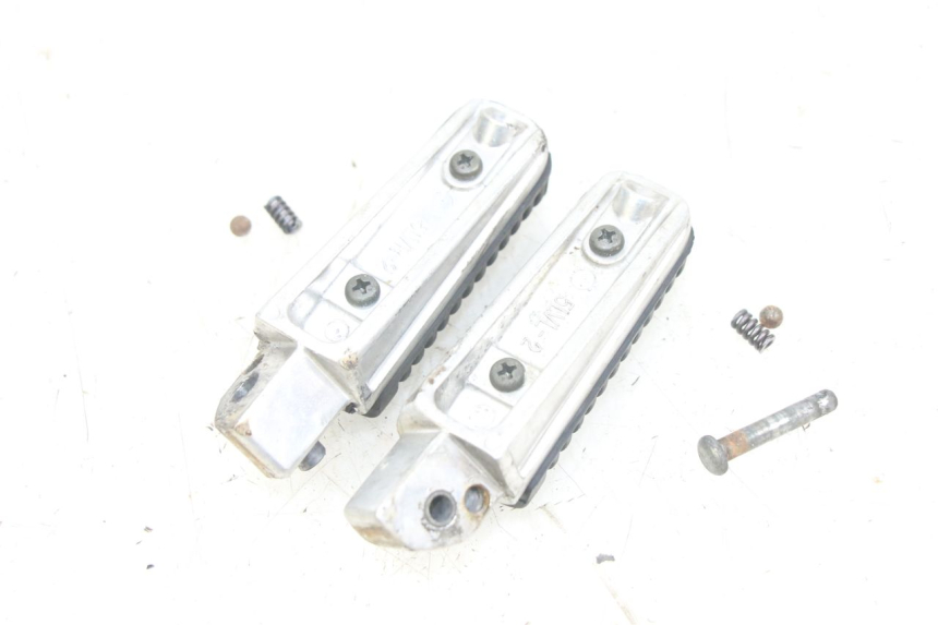 photo de PAR DE APOYAPIÉS TRASEROS YAMAHA X-MAX XMAX 250 (2006 - 2009) - Detalle de la pieza