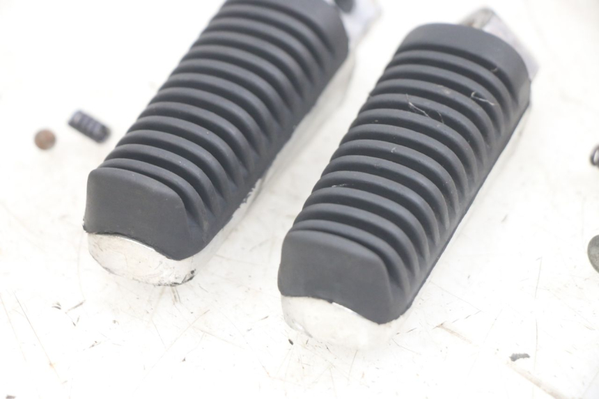 photo de PAR DE APOYAPIÉS TRASEROS YAMAHA X-MAX XMAX 250 (2006 - 2009) - Zoom estado de uso