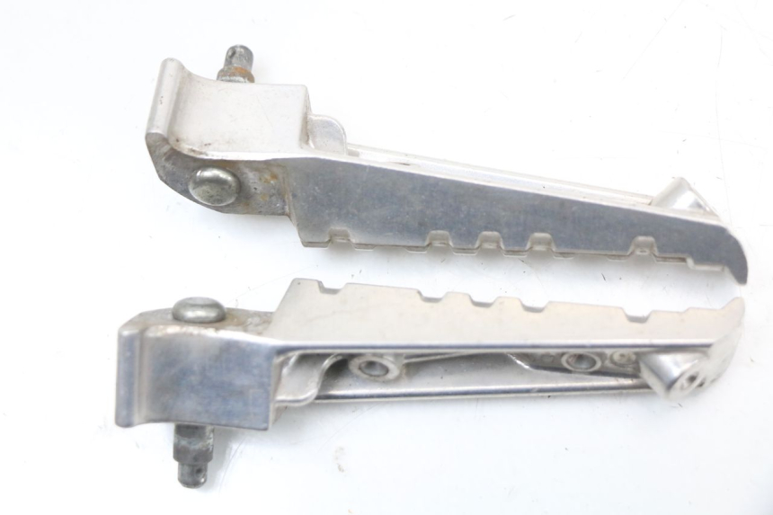 photo de PAR DE APOYAPIÉS TRASEROS YAMAHA X-MAX XMAX 125 (2010 - 2013) - Otra perspectiva