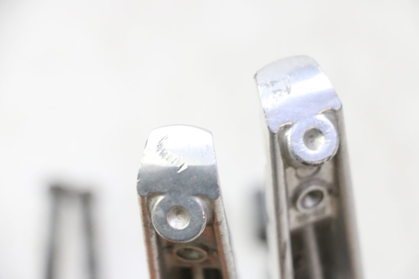 photo de PAR DE APOYAPIÉS TRASEROS YAMAHA X-MAX XMAX 125 (2010 - 2013) - Detalle de la pieza