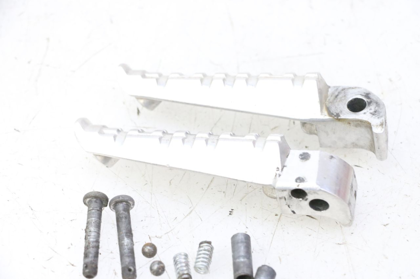 photo de PAR DE APOYAPIÉS TRASEROS YAMAHA X-MAX XMAX 125 (2010 - 2013) - Primer plano técnico