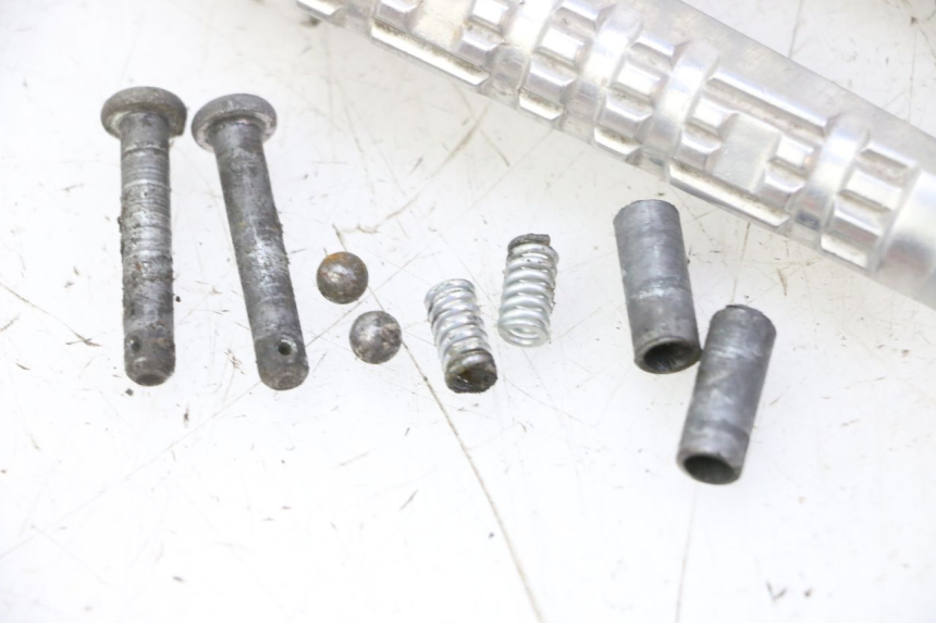 photo de PAR DE APOYAPIÉS TRASEROS YAMAHA X-MAX XMAX 125 (2010 - 2013) - Detalles de los puntos de fijación