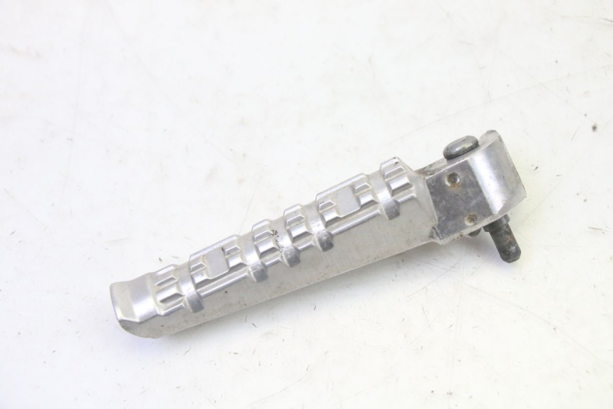 photo de PAR DE APOYAPIÉS TRASEROS YAMAHA X-MAX XMAX 125 (2010 - 2013) - Primer plano técnico