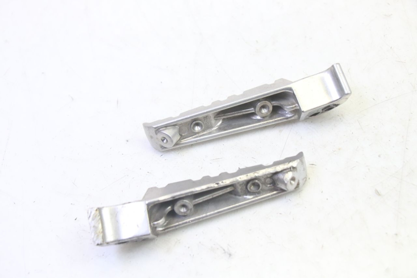 photo de PAR DE APOYAPIÉS TRASEROS YAMAHA X-MAX XMAX 125 (2010 - 2013) - Zoom estado de uso