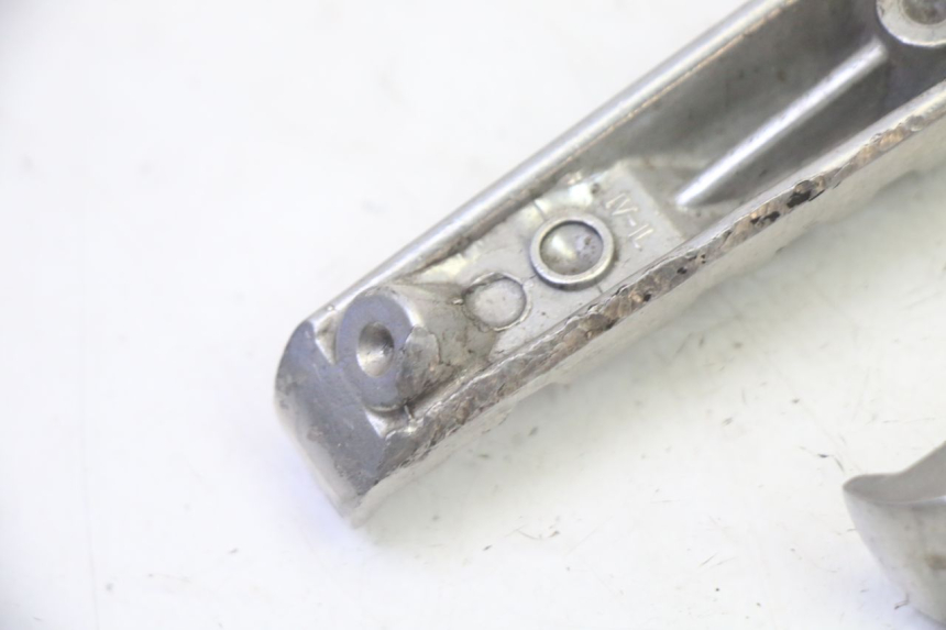 photo de PAR DE APOYAPIÉS TRASEROS YAMAHA X-MAX XMAX 125 (2010 - 2013) - Primer plano técnico