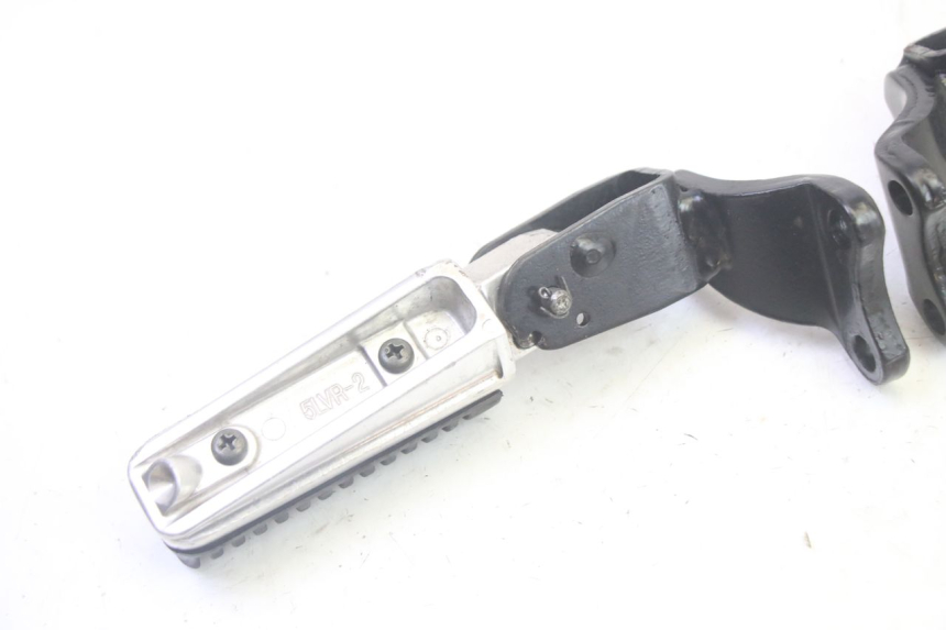 photo de PAR DE REPOSAPIÉS TRASEROS YAMAHA XMAX X-MAX 125 (2006 - 2009) - Otra vista del artículo