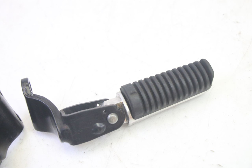 photo de PAR DE REPOSAPIÉS TRASEROS YAMAHA XMAX X-MAX 125 (2006 - 2009) - Otra perspectiva