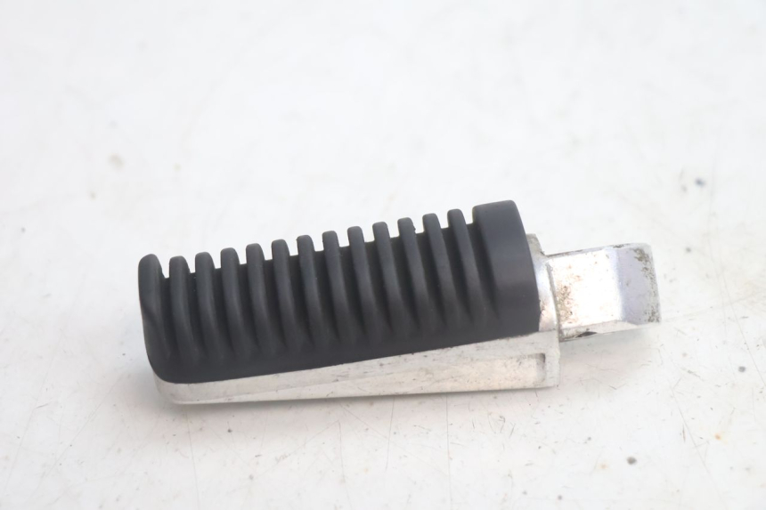 photo de PAR DE REPOSAPIÉS TRASEROS YAMAHA XMAX X-MAX 125 (2006 - 2009) - Detalle de la pieza