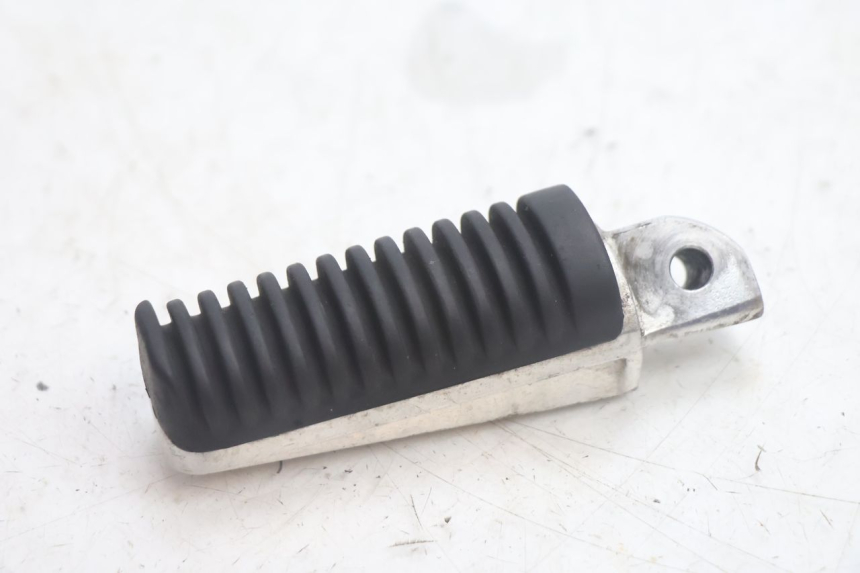 photo de PAR DE REPOSAPIÉS TRASEROS YAMAHA XMAX X-MAX 125 (2006 - 2009) - Zoom estado de uso