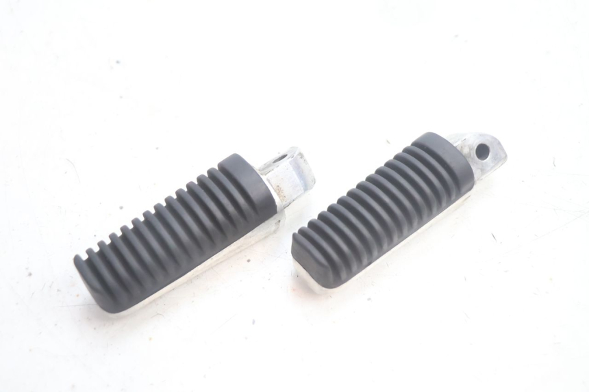 photo de PAR DE REPOSAPIÉS TRASEROS YAMAHA XMAX X-MAX 125 (2006 - 2009) - Vista general del producto