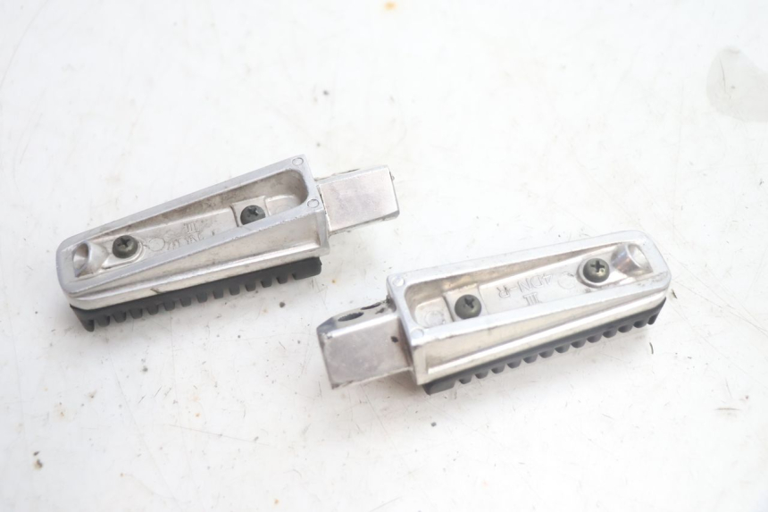 photo de PAR DE REPOSAPIÉS TRASEROS YAMAHA XMAX X-MAX 125 (2006 - 2009) - Detalles de los puntos de fijación
