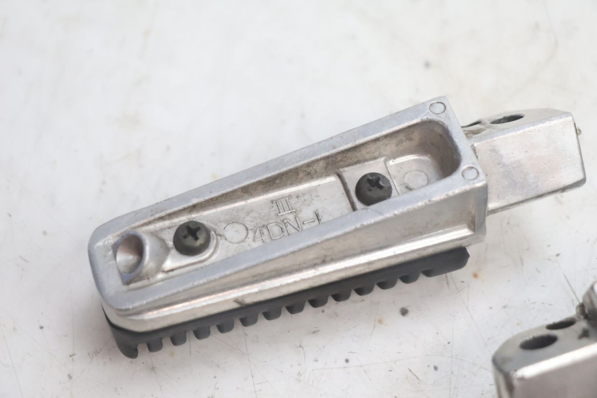 photo de PAR DE REPOSAPIÉS TRASEROS YAMAHA XMAX X-MAX 125 (2006 - 2009) - Estado de la superficie y material