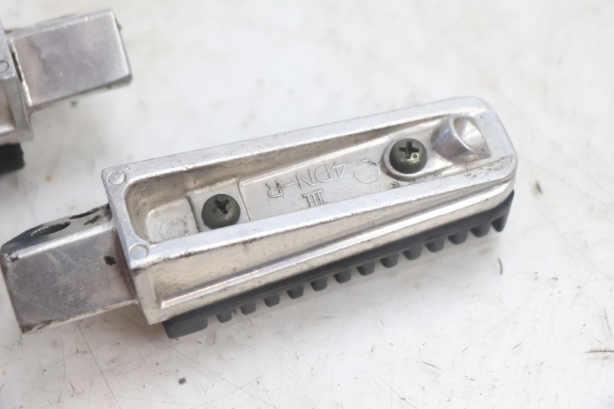 photo de PAR DE REPOSAPIÉS TRASEROS YAMAHA XMAX X-MAX 125 (2006 - 2009) - Recambio usado revisado