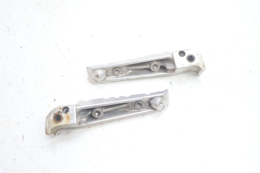 photo de PAR DE APOYAPIÉS TRASEROS YAMAHA X-MAX XMAX 125 (2010 - 2013) - Primer plano técnico
