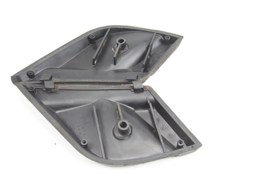 photo de PAR DE REPOSAPIÉS TRASEROS PIAGGIO X9 EVOLUTION 125 (2003 - 2007) - Primer plano técnico