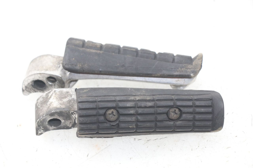 photo de PAR REPOSAPIES TRASERA YAMAHA XJ600 XJ DIVERSION 600 (1992 - 1997) - Primer plano técnico