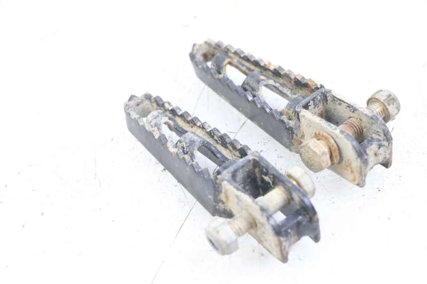 photo de PAR DE REPOSAPIÉS TRASEROS PEUGEOT XP6 50 (1997 - 2003) - Otra perspectiva