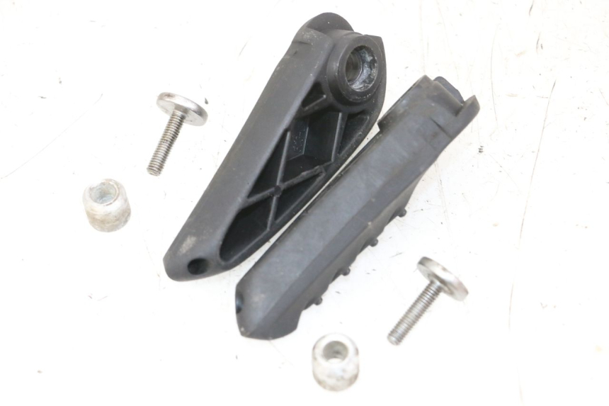 photo de PAR DE APOYAPIÉS TRASEROS YAMAHA NEOS NEO'S 4T 50 (2008 - 2016) - Otra perspectiva