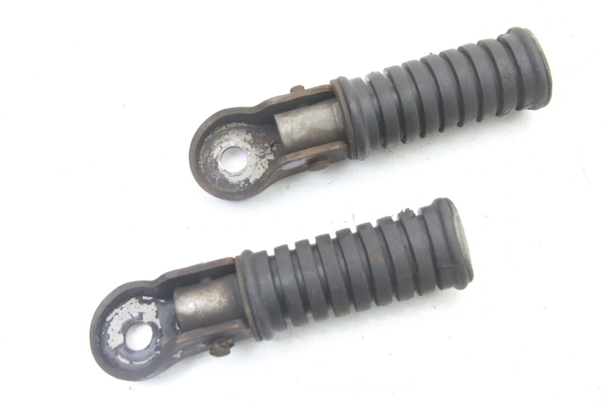 photo de PAR DE APOYAPIÉS TRASEROS YAMAHA SR 125 (1982 - 2003) - Primer plano técnico