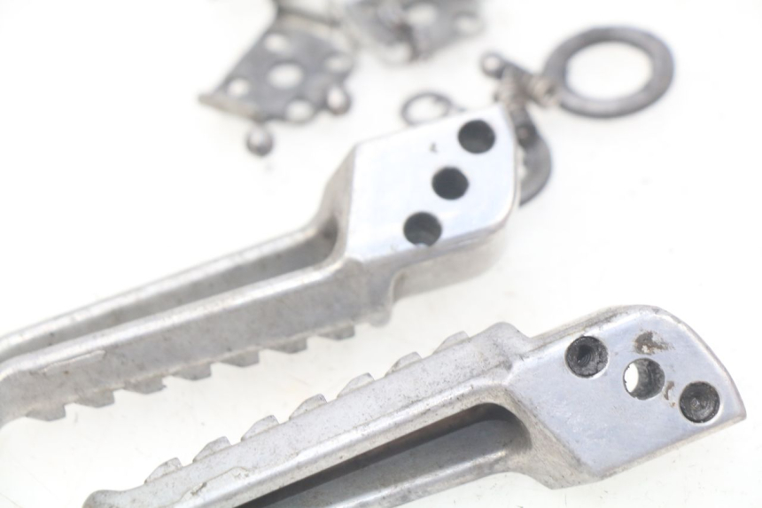 photo de PAR DE APOYAPIÉS TRASEROS KAWASAKI Z S 750 (2003 - 2006) - Zoom estado de uso