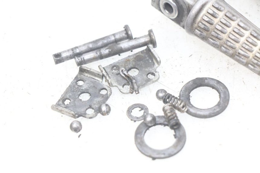 photo de PAR DE APOYAPIÉS TRASEROS KAWASAKI Z S 750 (2003 - 2006) - Primer plano técnico