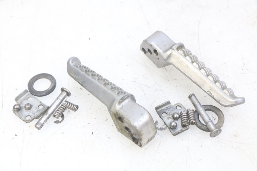 photo de PAR DE REPOSAPIÉS TRASEROS KAWASAKI Z 750 (2007 - 2013) - Detalle de la pieza