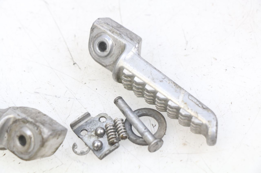 photo de PAR DE REPOSAPIÉS TRASEROS KAWASAKI Z 750 (2007 - 2013) - Otra perspectiva