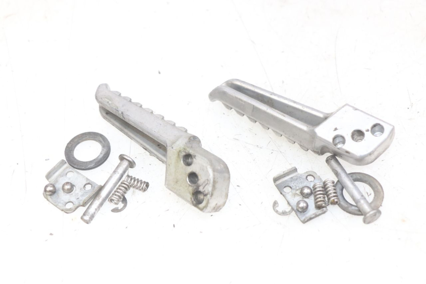 photo de PAR DE REPOSAPIÉS TRASEROS KAWASAKI Z 750 (2007 - 2013) - Primer plano técnico