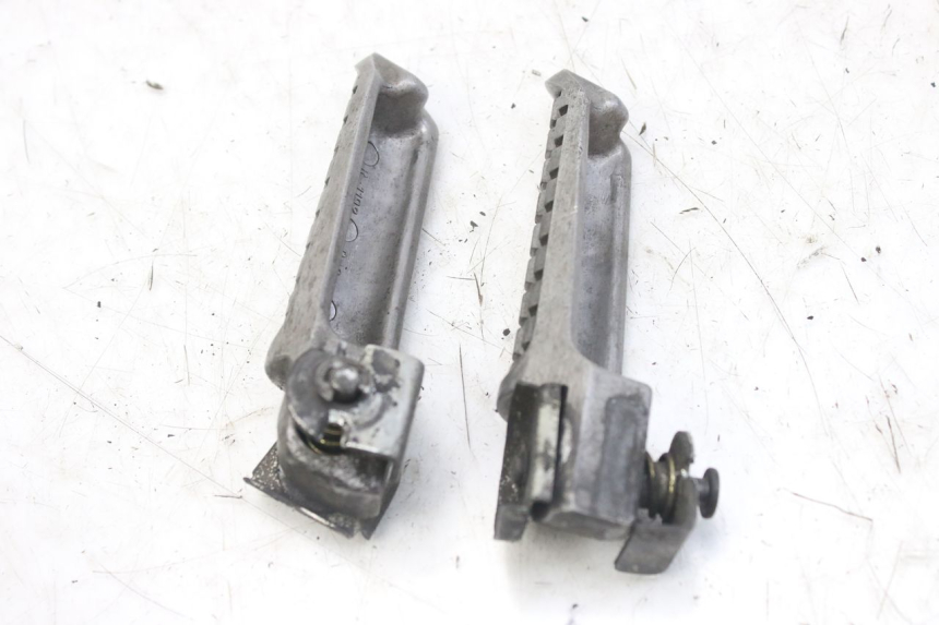 photo de PAR DE APOYAPIÉS TRASEROS KAWASAKI ZX-6R ZX6R 600 (1995 - 1997) - Zoom estado de uso