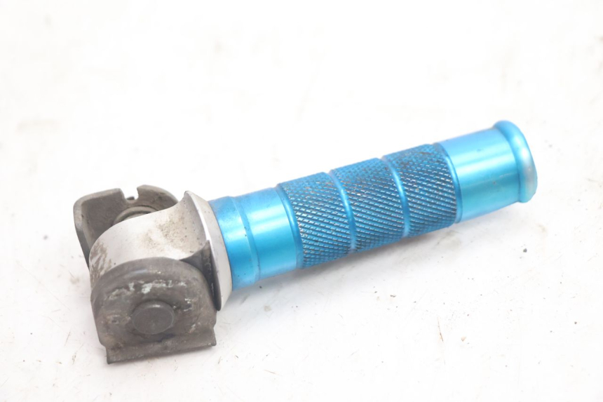 photo de PAR DE APOYAPIÉS TRASEROS KAWASAKI ZX-6R ZX6R 600 (1995 - 1997) - Zoom estado de uso