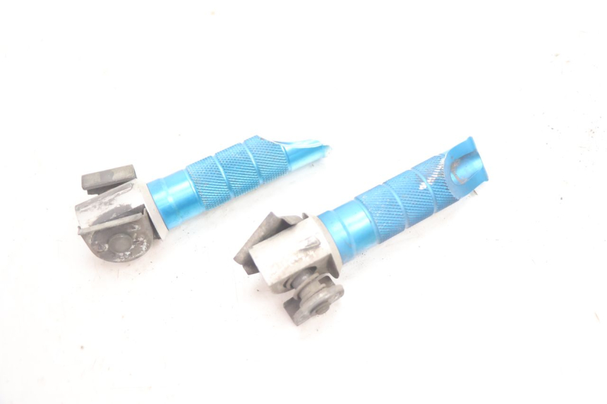 photo de PAR DE APOYAPIÉS TRASEROS KAWASAKI ZX-6R ZX6R 600 (1995 - 1997) - Primer plano técnico
