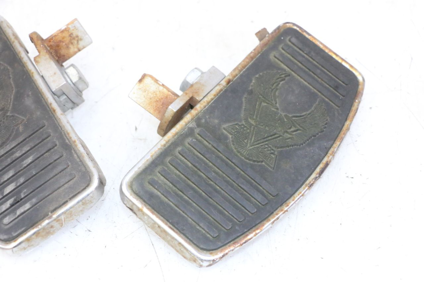 photo de PAR REPOSAPIES DELANTERA HYOSUNG GV AQUILA 125 (2000 - 2009) - Otra vista del artículo